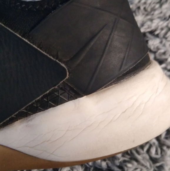 Nike women's running shoes with a Velcro strap - Picture 3 of 8